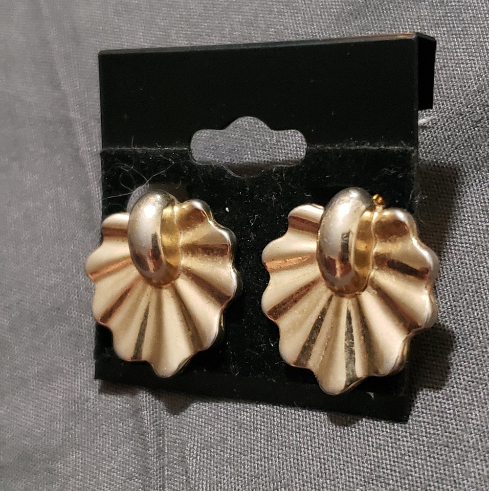 VINTAGE SIGNED MONET EARRINGS | Gold Tone Fluted Fan Clip-Ons